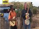 Instrumentos musicales hechos con basura